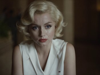 Movie still from “Blonde” (2022), directed by Andrew Dominik – A woman with blonde hair wearing a white dress; Close Up shot, Over the shoulder angle