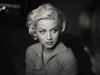 Movie still from “Blonde” (2022), directed by Andrew Dominik – A black and white photo of a woman with blonde hair; Close Up shot, Over the shoulder angle