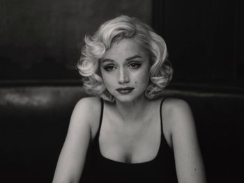 Movie still from “Blonde” (2022), directed by Andrew Dominik – A black and white photo of a woman with blonde curly hair; Close Up shot, Low angle