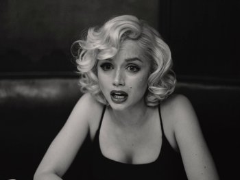 Movie still from “Blonde” (2022), directed by Andrew Dominik – A black and white photo of a woman with blonde hair; Close Up shot, High angle