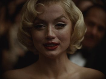 Movie still from “Blonde” (2022), directed by Andrew Dominik – A person with blonde hair; Close Up shot, Over the shoulder angle