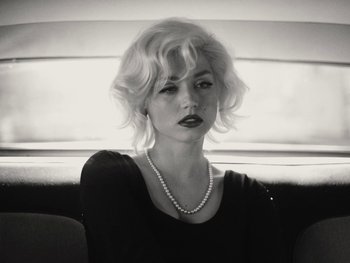 Movie still from “Blonde” (2022), directed by Andrew Dominik – A black and white photo of a woman with blonde hair; Close Up shot, Low angle