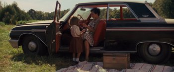 Movie still from “Loving” (2016), directed by Jeff Nichols – A woman and a child sitting in a car; Wide shot, Over the shoulder angle