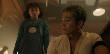 Movie still from “One Piece” (2023), directed by Marc Jobst – A man with green hair is looking at a girl; Close Up shot, Over the shoulder angle