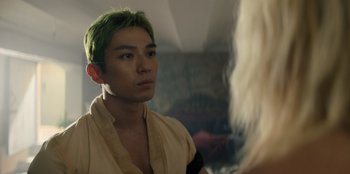 Movie still from “One Piece” (2023), directed by Marc Jobst – A man with green hair looking into a mirror; Close Up shot, Over the shoulder angle
