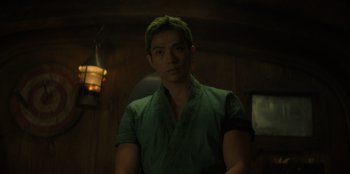 Movie still from “One Piece” (2023), directed by Marc Jobst – A man in a green shirt is looking at the camera; Medium shot, Low angle