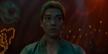 Movie still from “One Piece” (2023), directed by Marc Jobst – A man with green hair is looking into the camera; Close Up shot, Low angle