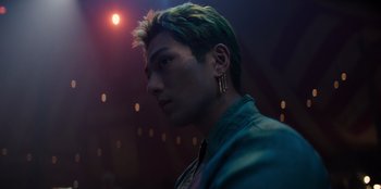 Movie still from “One Piece” (2023), directed by Marc Jobst – A man with green hair is looking to his left; Close Up shot, Low angle