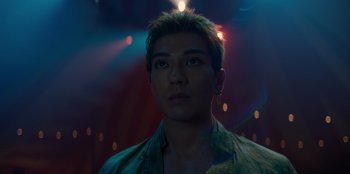 Movie still from “One Piece” (2023), directed by Marc Jobst – A man in a green shirt is in the dark; Close Up shot, Low angle
