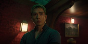 Movie still from “One Piece” (2023), directed by Marc Jobst – A man with green hair is posing for a picture; Close Up shot, Low angle