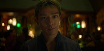 Movie still from “One Piece” (2023), directed by Marc Jobst – A person with green hair; Close Up shot, Low angle