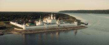 Movie still from “Salt” (2010), directed by Phillip Noyce – An aerial view of a large white building with many windows; Extreme Wide shot, Low angle