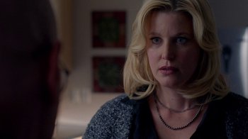 Movie still from “Breaking Bad” (2008), created by Vince Gilligan – A blonde woman with blue eyes stares at the camera; Close Up shot, Over the shoulder angle