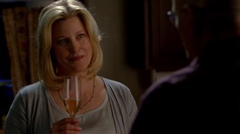 Movie still from “Breaking Bad” (2008), created by Vince Gilligan – A woman holding a glass of wine in her hand; Close Up shot, Over the shoulder angle