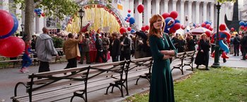 Movie still from “Spider-Man 3” (2007), directed by Sam Raimi – A woman standing in front of a crowd of people; Wide shot, Over the shoulder angle