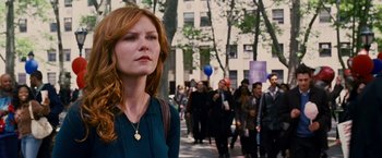 Movie still from “Spider-Man 3” (2007), directed by Sam Raimi – A woman standing in front of a crowd of people; Close Up shot, Over the shoulder angle