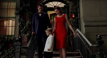 Movie still from “Stuart Little” (1999), directed by Rob Minkoff – A man and a woman and a boy walking down the stairs; Wide shot, Low angle