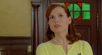 Movie still from “Stuart Little 2” (2002), directed by Rob Minkoff – A woman in a yellow shirt and a pearl necklace; Close Up shot, Over the shoulder angle
