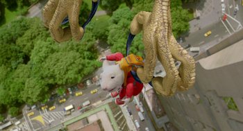 Movie still from “Stuart Little 2” (2002), directed by Rob Minkoff – A mouse is hanging from a tree branch; Wide shot, Overhead angle