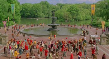 Movie still from “Stuart Little 2” (2002), directed by Rob Minkoff – A crowd of people in front of a fountain; Extreme Wide shot, High angle
