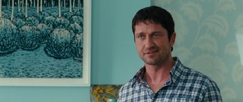 Movie still from “The Bounty Hunter” (2010), directed by Andy Tennant – A person standing in front of a painting; Close Up shot, Over the shoulder angle