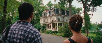Movie still from “The Bounty Hunter” (2010), directed by Andy Tennant – A man and a woman standing in front of a house; Wide shot, Over the shoulder angle