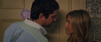 Movie still from “The Bounty Hunter” (2010), directed by Andy Tennant – A man and a woman face to face in front of a wall; Close Up shot, Over the shoulder angle