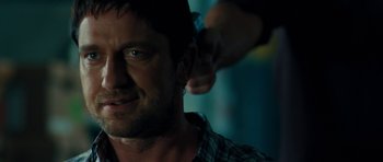 Movie still from “The Bounty Hunter” (2010), directed by Andy Tennant – A person getting his hair cut; Close Up shot, Over the shoulder angle