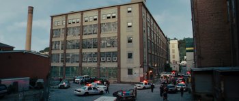 Movie still from “The Bounty Hunter” (2010), directed by Andy Tennant – A group of police cars parked in front of a building; Extreme Wide shot, High angle