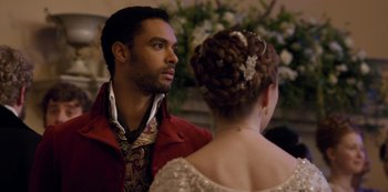 Movie still from “Bridgerton” (2020), created by Chris Van Dusen – A man and a woman are standing next to each other; Close Up shot, Over the shoulder angle