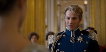 Movie still from “Bridgerton” (2020), created by Chris Van Dusen – A man in a blue and white uniform standing in front of other people; Close Up shot, Over the shoulder angle