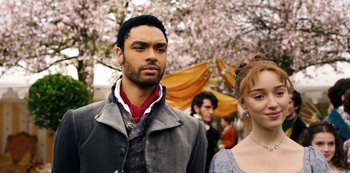 Movie still from “Bridgerton” (2020), created by Chris Van Dusen – A man and a woman standing next to each other in front of trees; Close Up shot, Over the shoulder angle