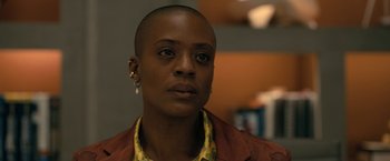 Movie still from “The Fall of the House of Usher” (2023), directed by Mike Flanagan – A woman with a shaved head is looking at the camera; Close Up shot, Low angle