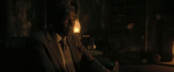 Movie still from “The Fall of the House of Usher” (2023), directed by Mike Flanagan – An older man sitting in a chair in front of a candle; Close Up shot, Over the shoulder angle