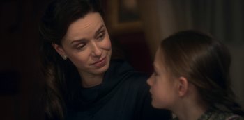 Movie still from “The Haunting of Bly Manor” (2020), directed by E.L. Katz – A woman and a girl are looking at each other; Close Up shot, Over the shoulder angle
