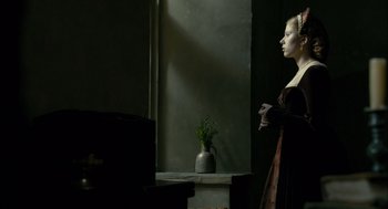 Movie still from “The Other Boleyn Girl” (2008), directed by Justin Chadwick – A woman standing in front of a piano in front of a window; Medium shot, Low angle