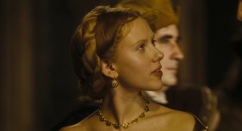 Movie still from “The Other Boleyn Girl” (2008), directed by Justin Chadwick – A woman with a necklace and earrings in front of a man; Close Up shot, Over the shoulder angle