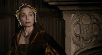 Movie still from “The Other Boleyn Girl” (2008), directed by Justin Chadwick – A woman in a medieval dress standing in front of a stone wall; Close Up shot, Over the shoulder angle