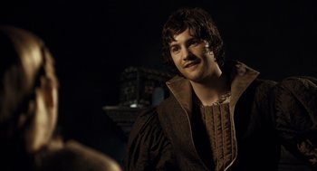 Movie still from “The Other Boleyn Girl” (2008), directed by Justin Chadwick – A young man in a renaissance outfit looking at the camera; Close Up shot, Over the shoulder angle