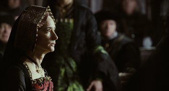 Movie still from “The Other Boleyn Girl” (2008), directed by Justin Chadwick – A woman in a medieval dress looking to her left; Close Up shot, Over the shoulder angle