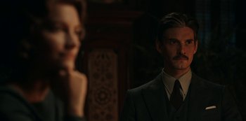 Movie still from “Guillermo del Toro's Cabinet of Curiosities” (2022), directed by Keith Thomas – A man and a woman are standing in a dark room; Close Up shot, Over the shoulder angle