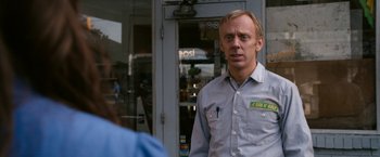 Movie still from “Zombieland” (2009), directed by Ruben Fleischer – A man standing in front of a store; Close Up shot, Over the shoulder angle
