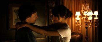 Movie still from “Zombieland” (2009), directed by Ruben Fleischer – A man and a woman touching each other's hair; Medium shot, Over the shoulder angle