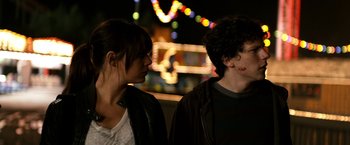 Movie still from “Zombieland” (2009), directed by Ruben Fleischer – A man and a woman standing next to each other in front of lights; Close Up shot, Over the shoulder angle