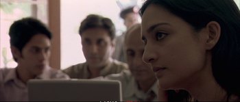 Movie still from “A Mighty Heart” (2007), directed by Michael Winterbottom – A group of people sitting next to each other on a laptop; Close Up shot, Over the shoulder angle