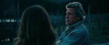 Movie still from “Acidman” (2022), directed by Alex Lehmann – An older man is sitting in front of a young woman; Close Up shot, Over the shoulder angle