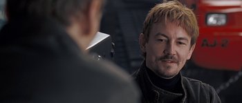 Movie still from “Alien vs. Predator” (2004), directed by Paul W.S. Anderson – A person wearing a black jacket; Close Up shot, Over the shoulder angle