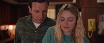 Movie still from “American Pastoral” (2016), directed by Ewan McGregor – A man and a woman sitting next to each other in a room; Close Up shot, Over the shoulder angle
