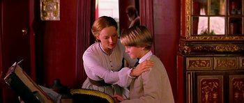 Movie still from “Anna and the King” (1999), directed by Andy Tennant – A woman and a young boy are looking at each other; Medium shot, Over the shoulder angle