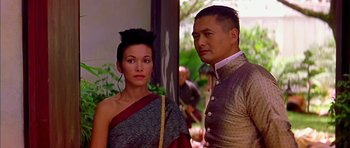 Movie still from “Anna and the King” (1999), directed by Andy Tennant – A man and a woman standing next to each other; Close Up shot, Over the shoulder angle